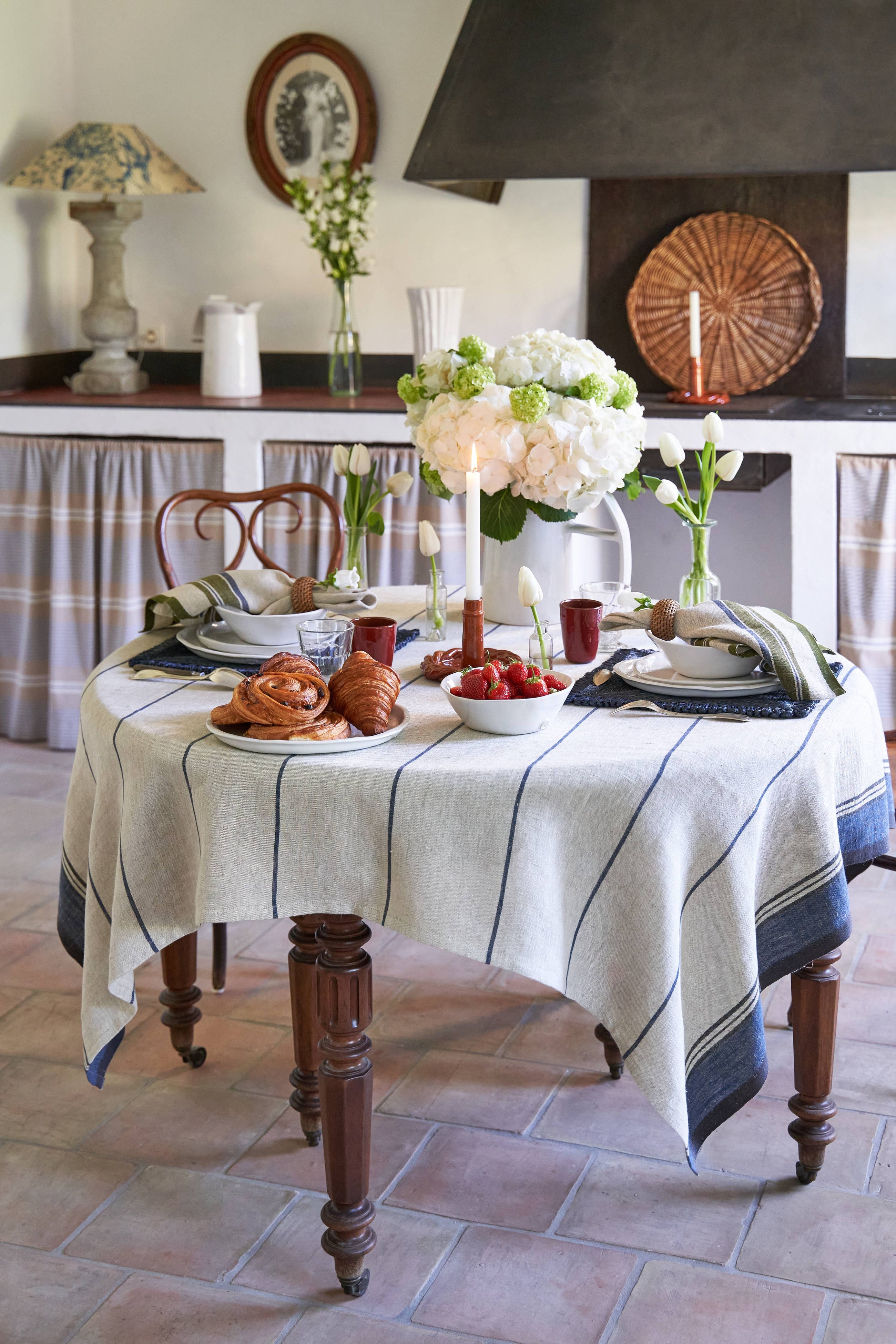 Eze 60x90" Tablecloth, Natural & Blue