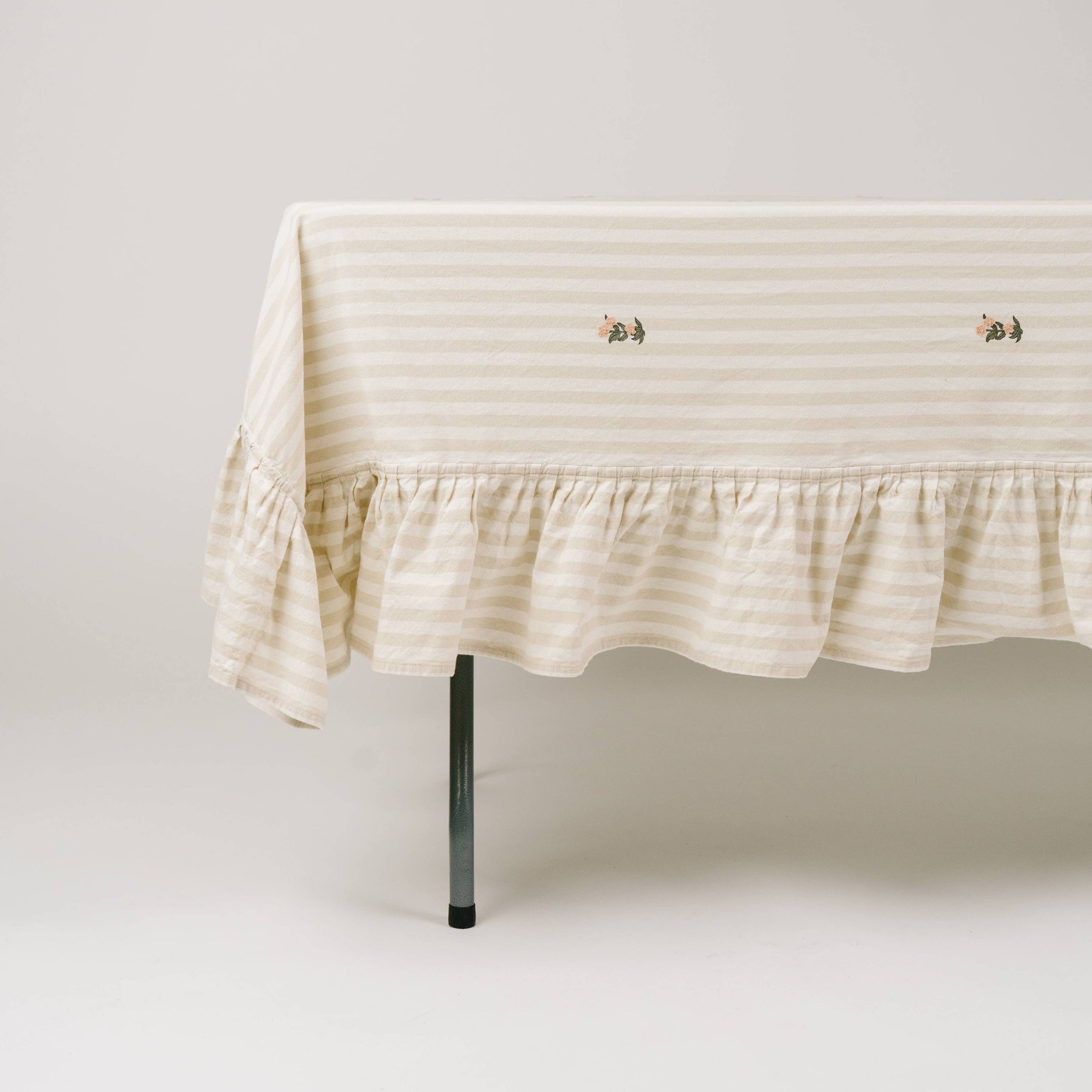 Ruffled 60x90" Tablecloth, Natural/White Strips