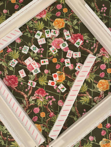 Moss Roses 53x53" Square Scalloped Edge