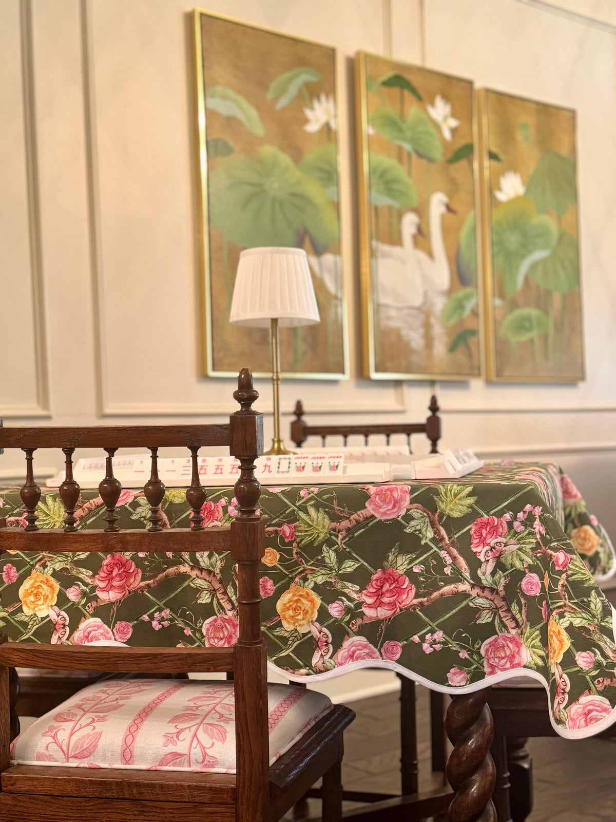Moss Roses 53x53" Square Scalloped Edge