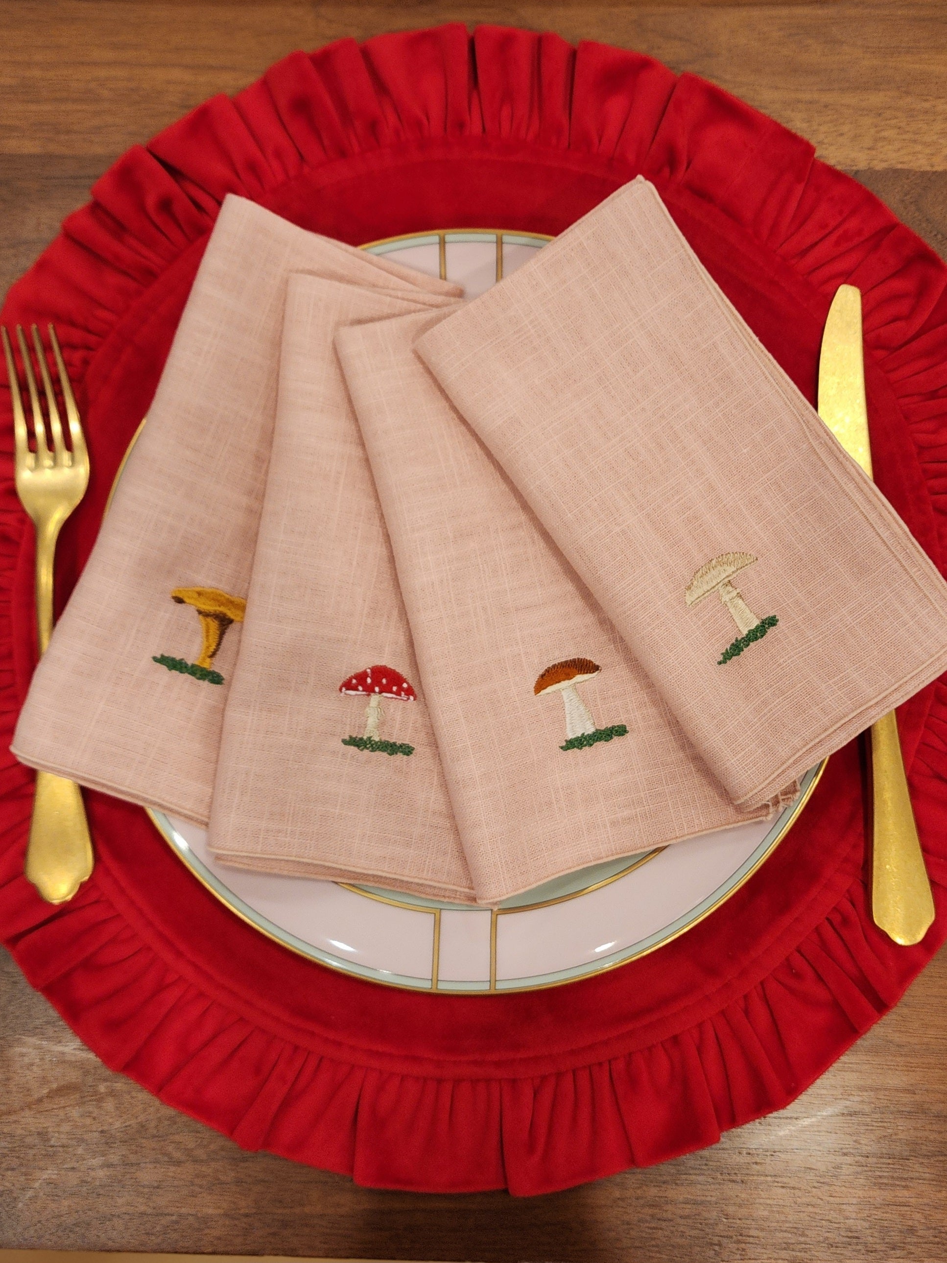 Red Velvet Placemat, 16.5" Round