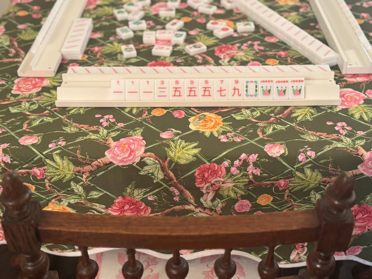 Moss Roses 53x53" Square Scalloped Edge