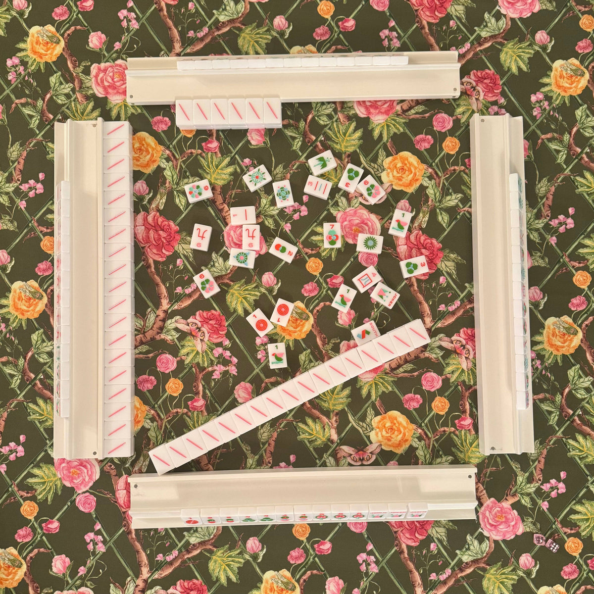 Moss Roses 53x53" Square Scalloped Edge