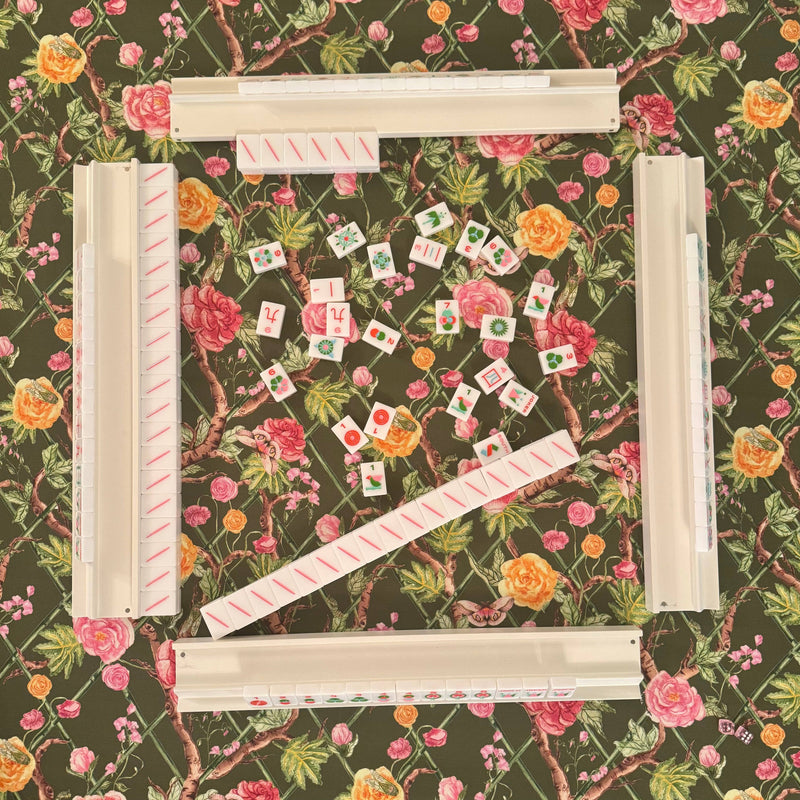 Moss Roses 53x53" Square Scalloped Edge